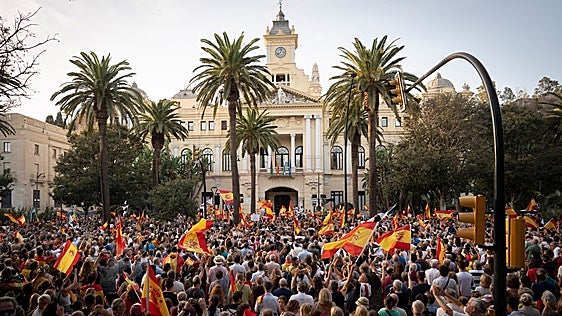 Roban la bandera de Ceuta que ondeaba en el Ayuntamiento de Málaga