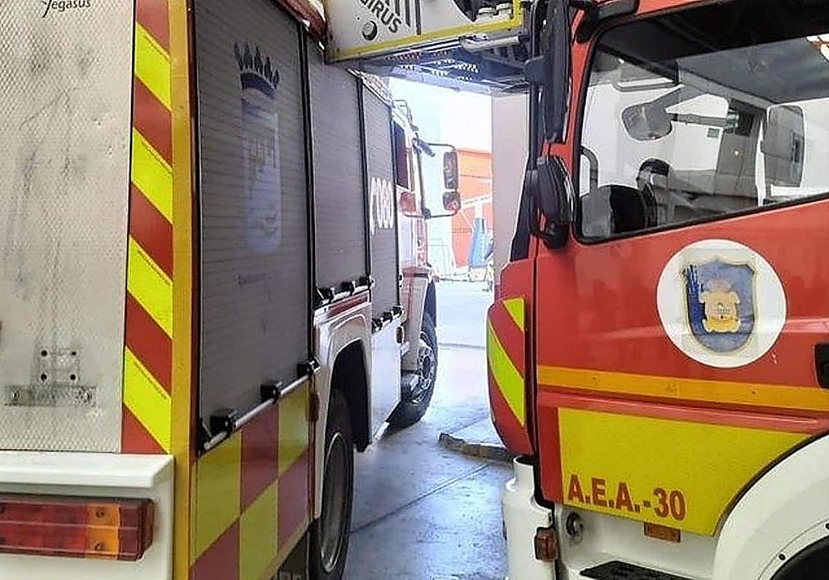 Tres trabajadores atendidos por inhalación de vapores tras el derrame de agua oxigenada en una nave en Cruz del Humilladero