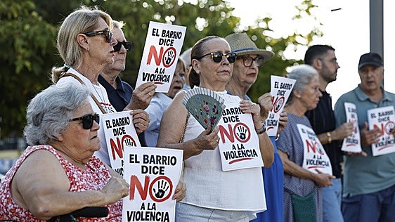 Vecinos de Nacho se concentran una después de su asesinato en Barcenillas: «El barrio dice no a la violencia»