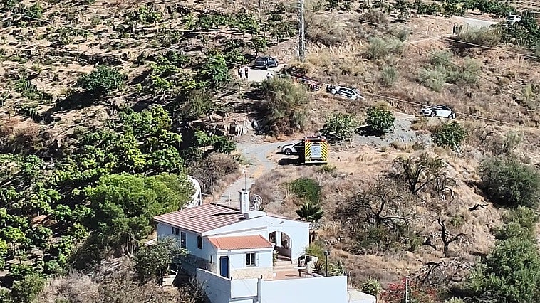 Muere un hombre al caer con su todoterreno por un terraplén de 50 metros en Arenas