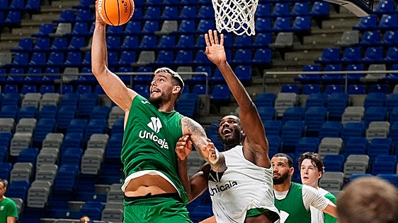 Hernangómes y Giddens luchan por un rebote.