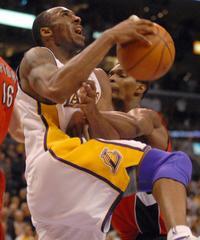 Kobe Bryant le endosa 81 puntos a los Raptors de Calderón