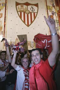La Copa de la UEFA inicia su paseo triunfal por las calles de Sevilla