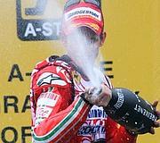 Stoner, campeón en MotoGP con podio para Elías
