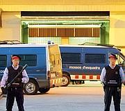 Procesados por lesiones y torturas 13 funcionarios de Quatre Camins