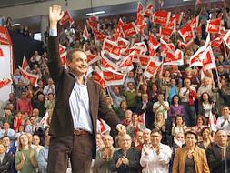 José Luis Rodríguez Zapatero saluda a los militantes durante el acto del PSOE en Málaga. /EFE