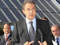 El presidente del Gobierno, José Luis Rodríguez Zapatero, durante su discurso en la inauguración de las nuevas instalaciones de producción de energía solar instaladas en el complejo de la Moncloa. /EFE