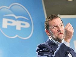 El líder del PP y candidato a la Presidencia del Gobierno, Mariano Rajoy, durante su intervención en la clausura de la Conferencia Sectorial sobre Economía y Empleo organizada por el Partido Popular en Madrid. /EFE