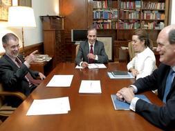 El ministro de Justicia, Mariano Fernández Bermejo, los portavoces parlamentarios del PSOE, José Antonio Alonso, y del PP, Soraya Sáenz de Santamaría, y el secretario ejecutivo de Justicia del PP, Ignacio Astarloa, durante las negociaciones para desbloquear la renovación del CGPJ y el Tribunal Constitucional. /EFE