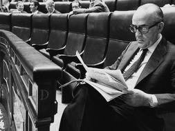 El ex presidente del Gobierno, Leopoldo Calvo Sotelo, sentado en su escaño el día en que fue investido en las Cortes, tras la intentona golpista del 23 de Febrero de 1981 por Tejero./ ARCHIVO