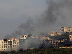 La cadena de televisión árabe Al Yazira ha mostrado columnas de humo en varios lugares de las montañas del Líbano, sin que fuera posible identificar a los cotendientes. /REUTERS