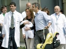 Carme Chacón abandona el hospital junto a su hijo Miquel y su marido, Miguel Barroso. /EFE