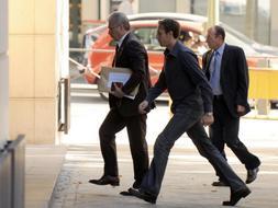 Garzón, ayer, entrando en la Audiencia Nacional acompañado por su escolta. /AFP