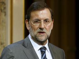 El presidente del Partido Popular, Mariano Rajoy, habla con los medios de comunicación en el Congreso de los Diputados para matizar sus declaraciones sobre los inmigrantes en paro. /EFE