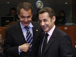 Zapatero y Sarkozy bromean durante la Cumbre de la UE en Bruselas./ Efe