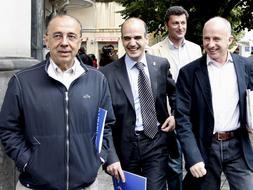 El senador José Cruz Pérez Lapazarán, hace unos días a la salida de una reunión sobre presupuestos. /Archivo