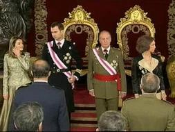 El Rey  Don Juan Carlos, junto a Doña Sofía, y los Príncipes de Asturias, preside la celebración en el Palacio Real. / Atlas