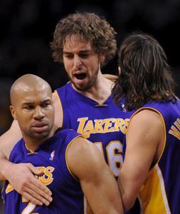 Gasol celebra uno de los triunfos de su equipo. / Ap