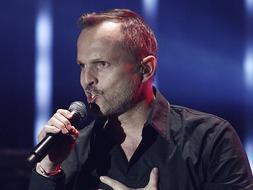 El cantante Miguel Bosé, durante el ensayo general del espectáculo que presentó en la gira "Papitour" el pasado mes de mayo en Almería./ EFE