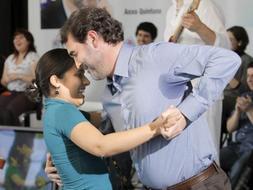 El candidato a la presidencia de la Xunta del Bloque Nacionalista Galego, Anxo Quintana, baila con la candidata Iria Aboi, durante un encuentro en Santiago con jóvenes en el que actuó un grupo tradicional gallego. / Efe