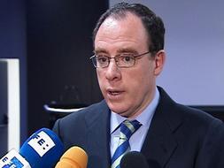 El presidente de Telefónica España, Guillermo Ansaldo, atiende a los periodistas. / Efe