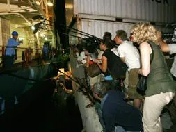 Momento en que el Maersk Alabama atracaba anoche en el puerto de Mombasa. /REUTERS