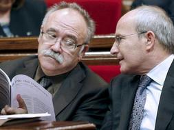 El vicepresidente, Josep Lluis Carod-Rovira, coversa con el presidente de la Generalitat, José Montilla, durante la sesión de control al Gobierno que se ha celebrado en el pleno del Parlamento catalán. / Efe
