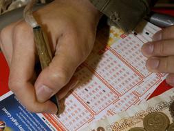 Un jugador rellena un boleto de la lotería del Euromillón ./ Archivo
