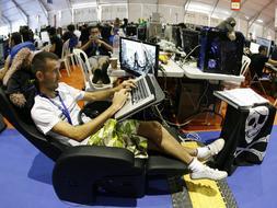Más de 6.000 campuseros serán esclavos de sus ordenadores por una semana. / AP