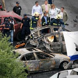 Miembros de la Policía Nacional y la Ertzaintza inspeccionan los restos del coche en el que murió calcinado Eduardo Puelles García. / Archivo