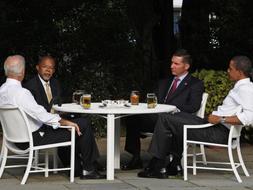 El catedrático Henry Louis Gates y el policía James Crowley, conversan con el presidente y el vicepresidente de EEUU en los jardines de la Casa Blanca. / Reuters