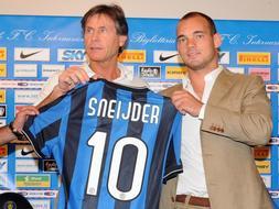 El centrocampista holandés Wesley Sneijder (d) posa junto al director técnico del Inter de Milán, Gabriele Oriali, durante su presentación como nuevo jugador del club en Appiano Gentile, Italia. / Efe