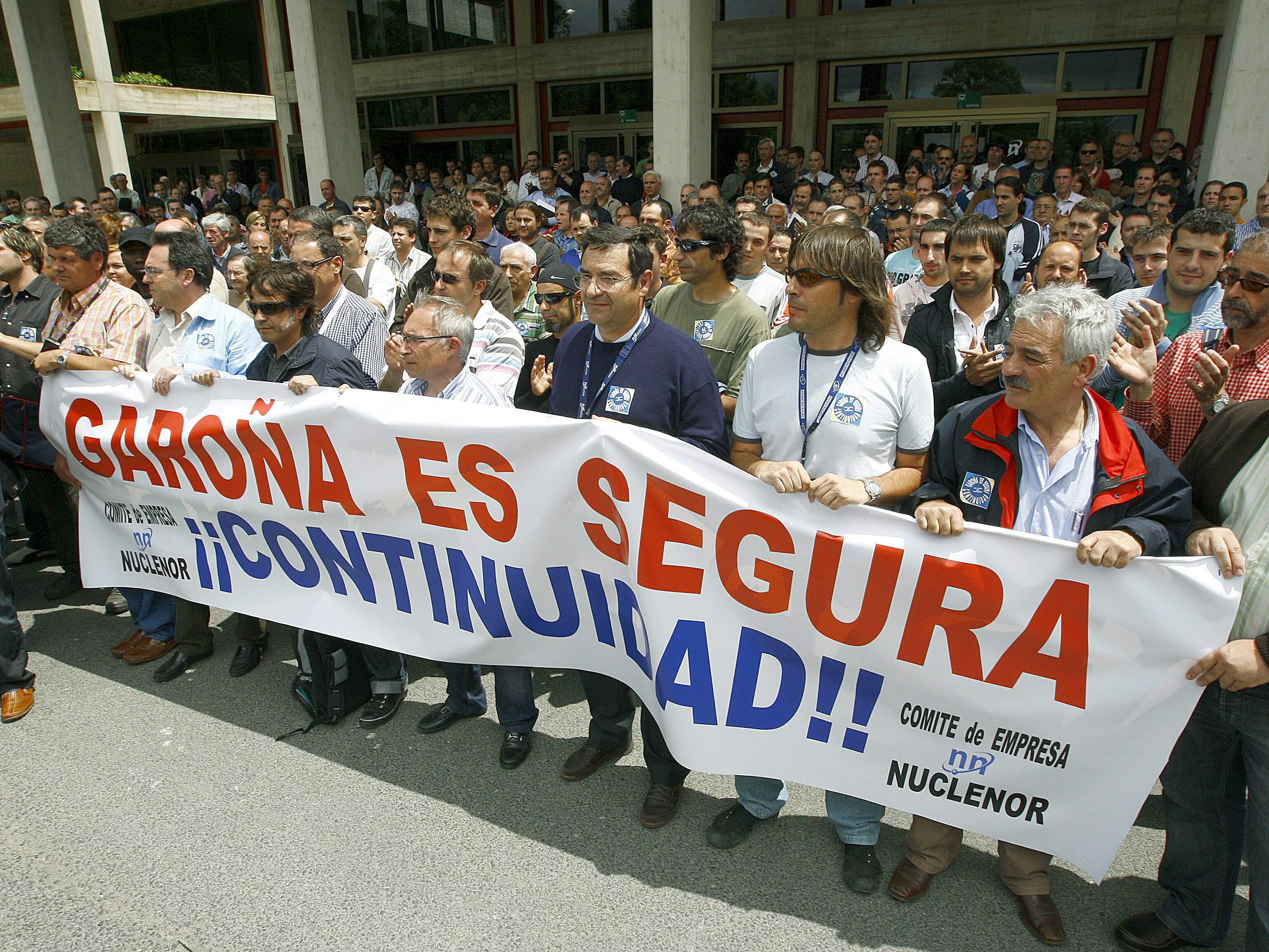 Concentración de los trabajadores de Garoña en junio, en la que piden al Gobierno la renovación del permiso de funcionamiento. / Archivo
