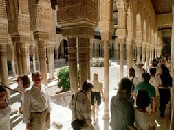 Turistas visitando la Alhambra de Granada. / Archivo