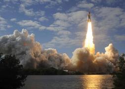 La tripulación revisa el 'Atlantis' antes de acoplarse a la Estación Espacial Internacional