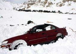 Los muertos por la avalancha de nieve en un túnel en Afganistán son ya 166
