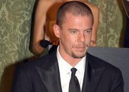 Hallan muerto en su casa al diseñador Alexander McQueen