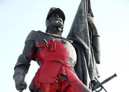 Atacan la estatua de Hernán Cortés en Badajoz