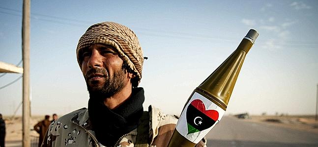 Un soldado sostiene un lanzagranadas en el frente de la ciudad de Ajdabiya. / Efe