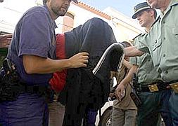 Raúl Brey, primo de Rajoy, a su llegada a un juzgado onubense por su presunta implicación en un secuestro./ Foto: Archivo | Vídeo: Atlas