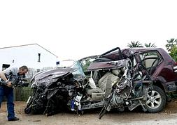 Estado en el que quedó el todoterreno que conducía el ganadero./ Efe