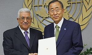 El presidente palestino, Mahmud Abás, entrega la solicitud de adhesión a la ONU al secretario general del organismo, Ban Ki-moon. / Reuters