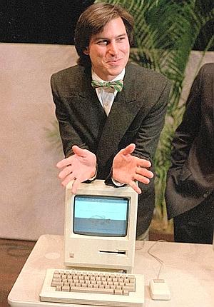 Jobs, en 1984, con un Macintosh. / Ap