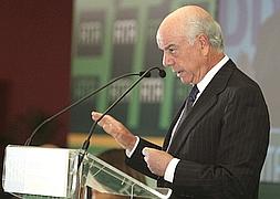 El presidente del BBVA, Francisco González, en una intervención hoy en Madrid. / Efe