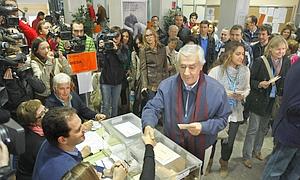 Javier Arenas saludo a los componentes de la emsa electoral. / Efe