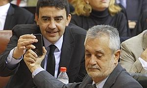 El portavoz del grupo parlamentario socialista, Mario Jiménez, junto a griñán. / Efe