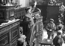 el teniente coronel Tejero irrumpe, pistola en mano, en el Congreso el 23F. / Archivo