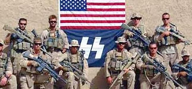 Los marines, posando con la bandera de las SS.