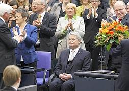 Gauck recibe los aplausos tras ser elegido presidente. / Fabrizio Bensch (Reuters)
