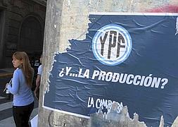Un cartel recrimina a YPF la falta de producción en Nequén. / C. De Luca (Efe)